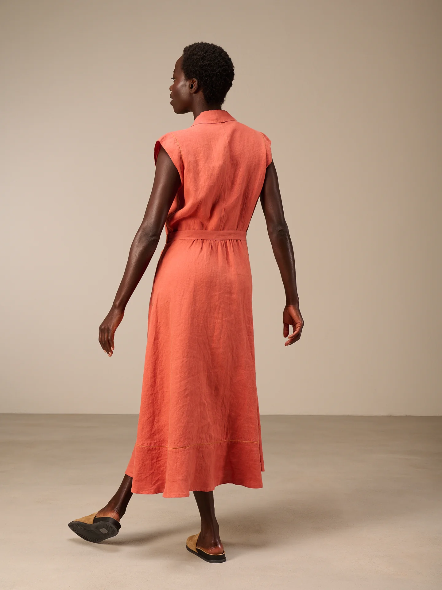 Kleid mit Knopfverschluss - Image 4