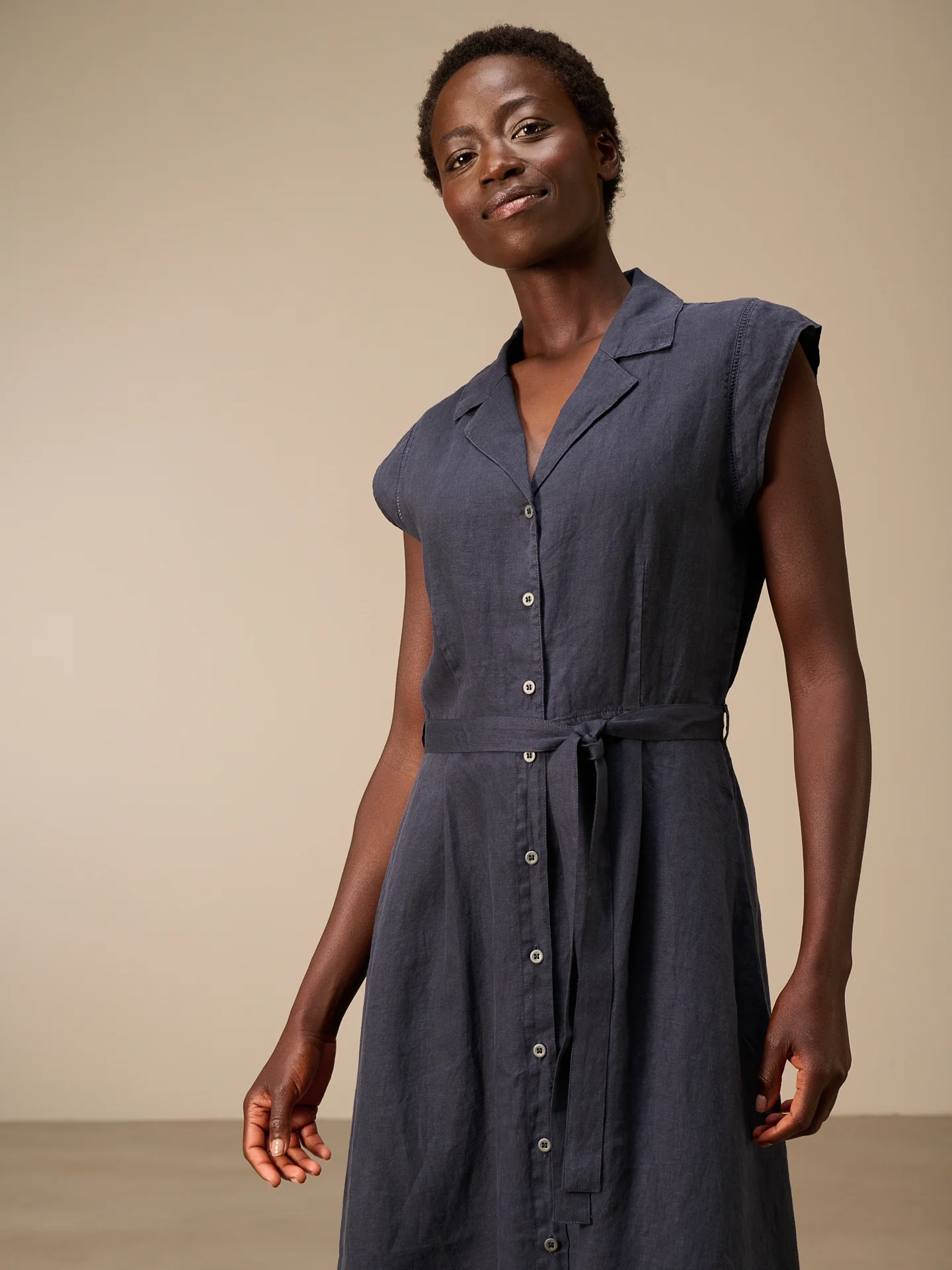 Kleid mit Knopfverschluss - Image 7