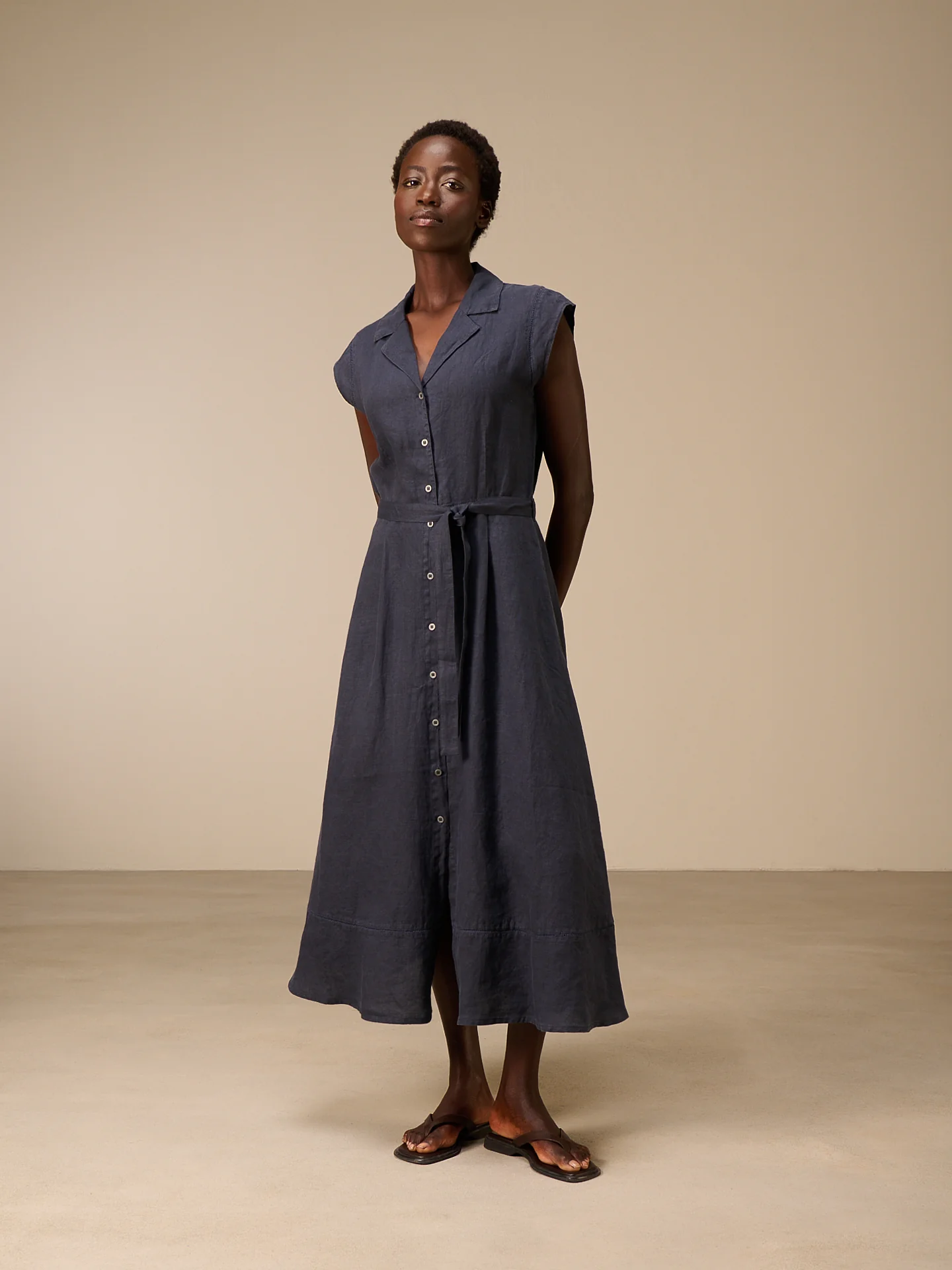 Kleid mit Knopfverschluss - Image 8