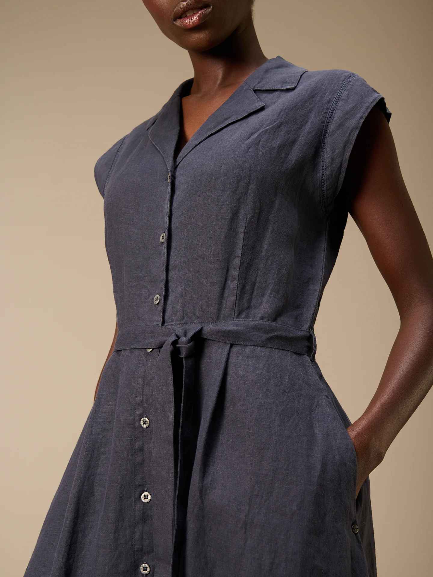 Kleid mit Knopfverschluss - Image 9