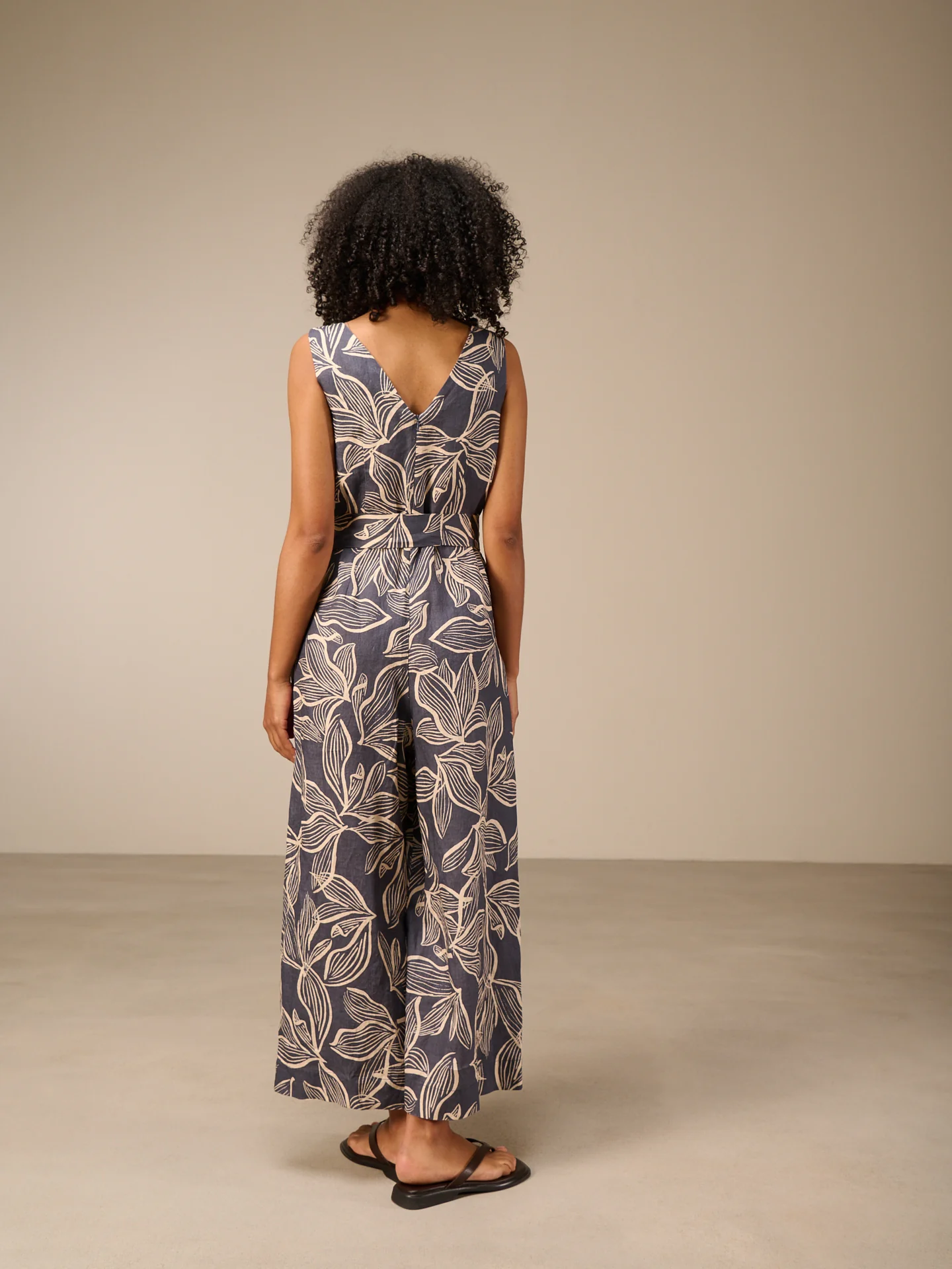 Jumpsuit mit Gürtel - Image 4