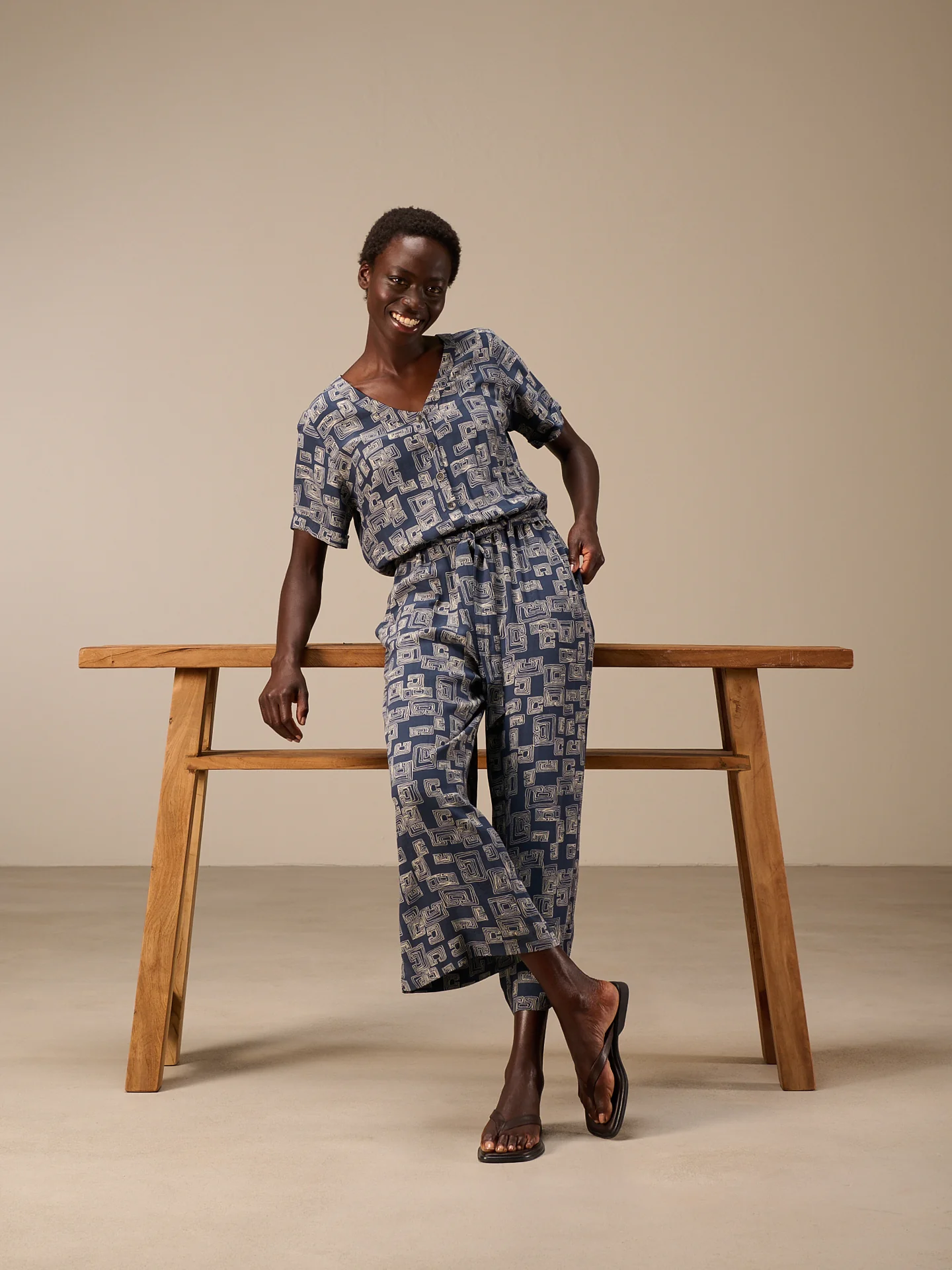 Jumpsuit mit V-Ausschnitt - Image 11