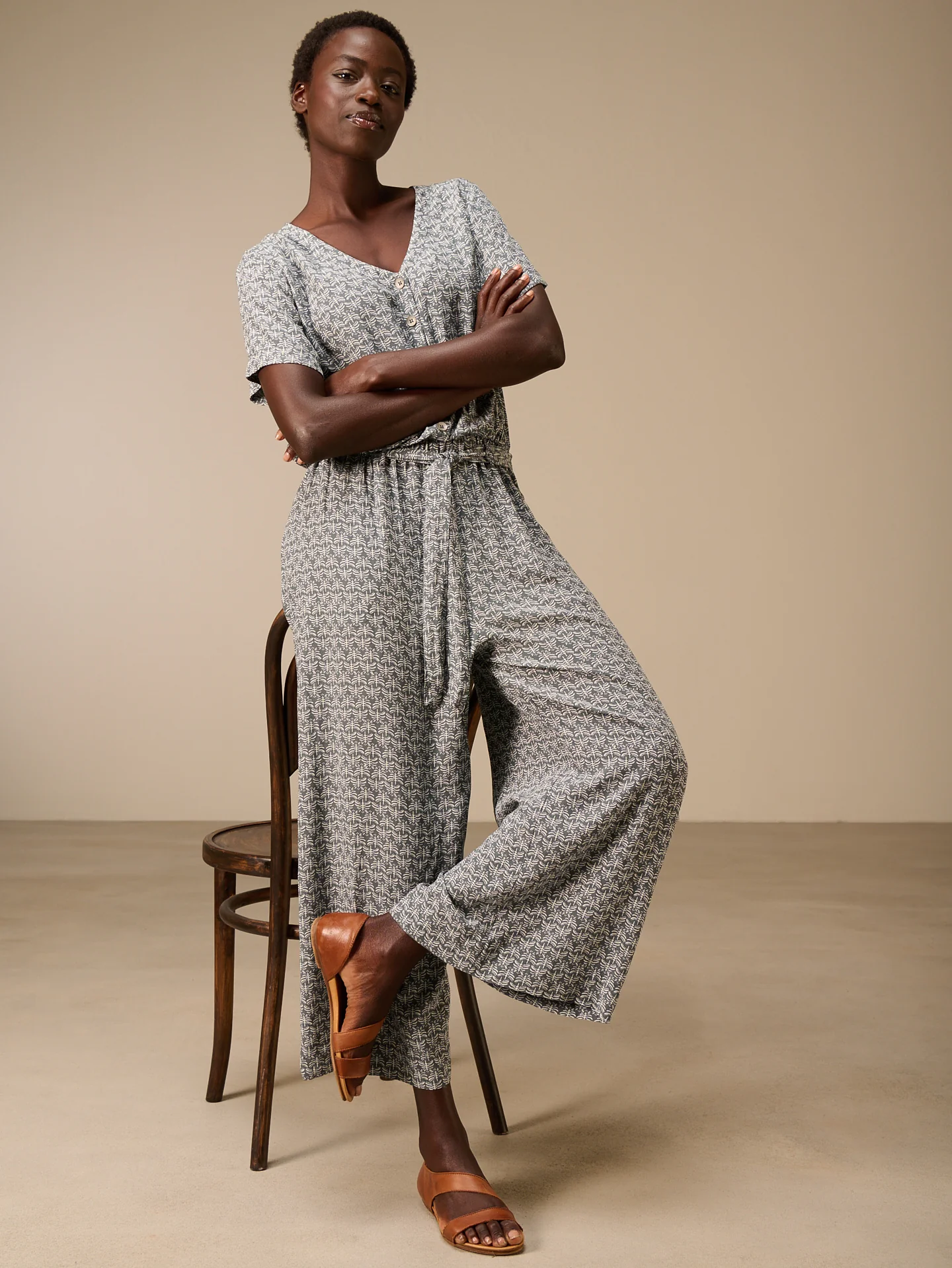 Jumpsuit mit V-Ausschnitt - Image 14