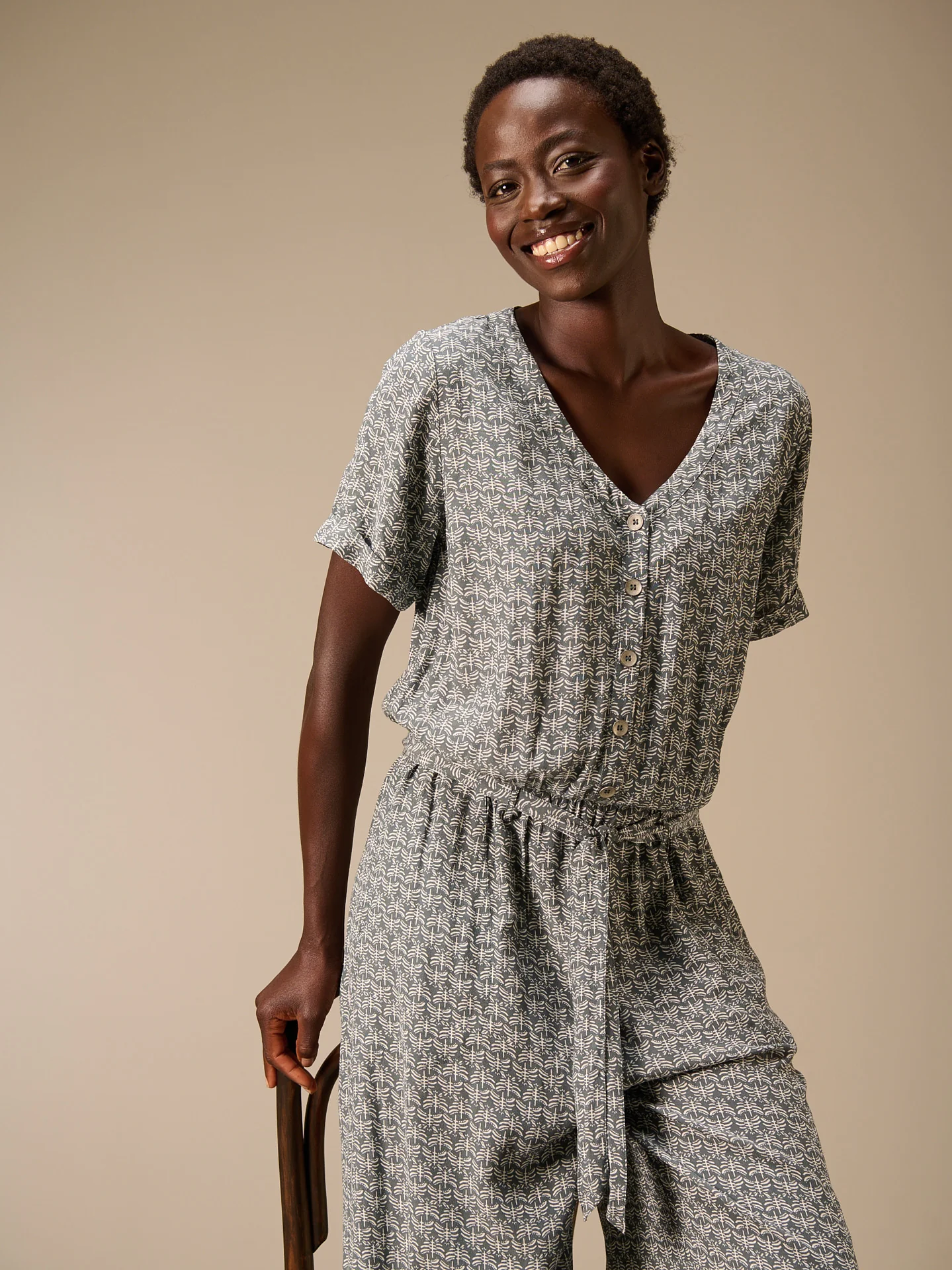 Jumpsuit mit V-Ausschnitt - Image 16