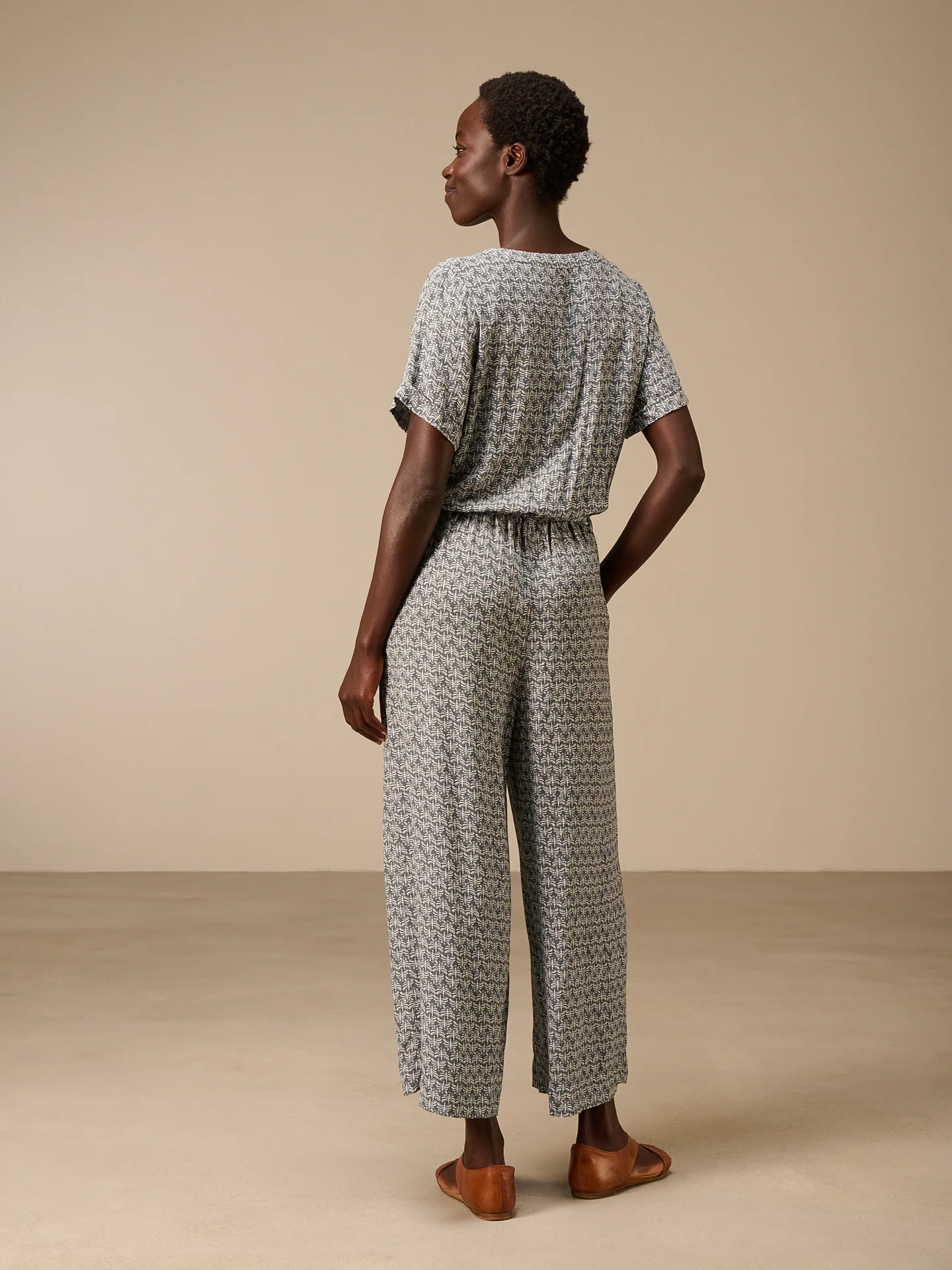 Jumpsuit mit V-Ausschnitt - Image 17