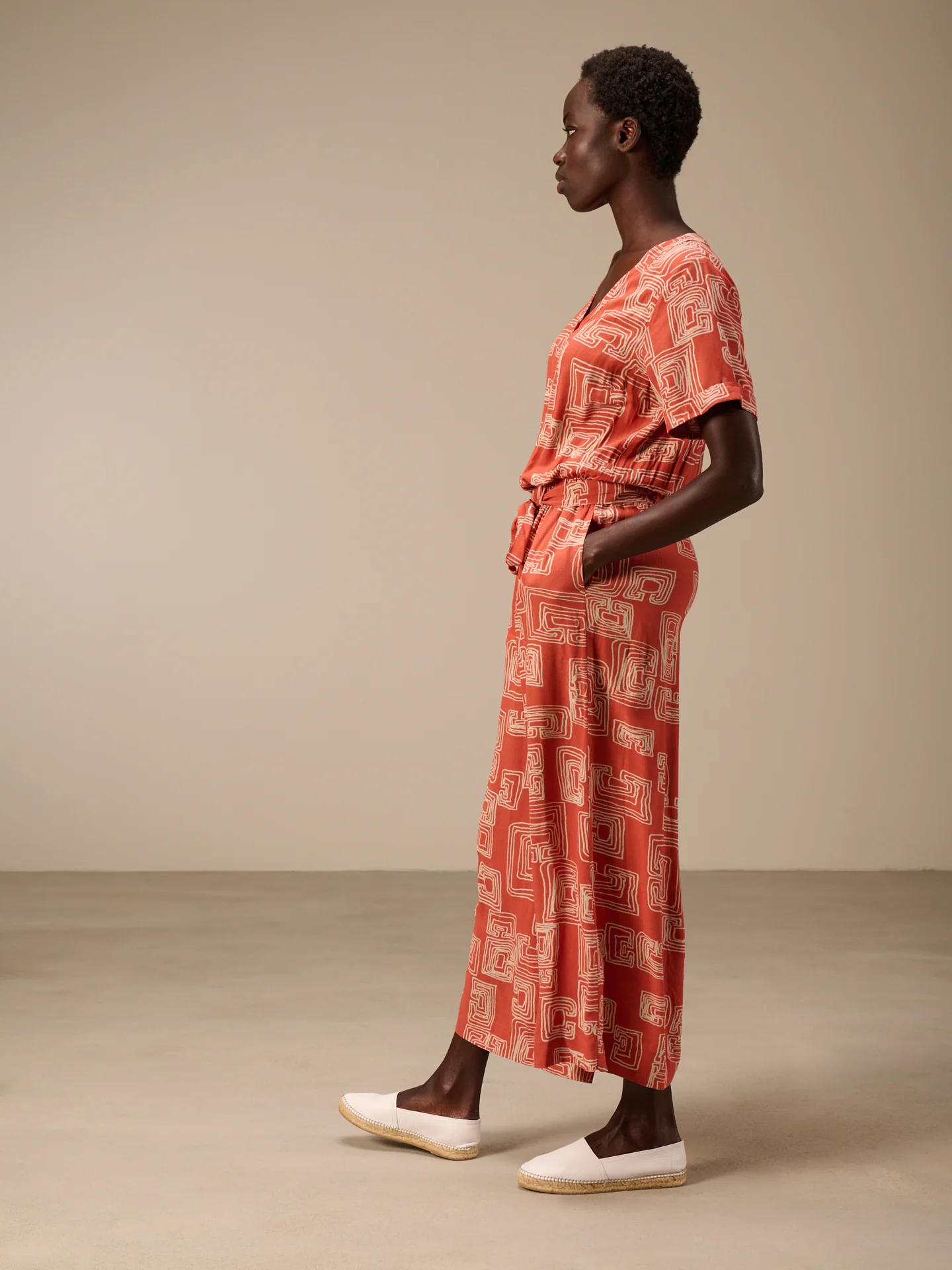 Jumpsuit mit V-Ausschnitt - Image 3
