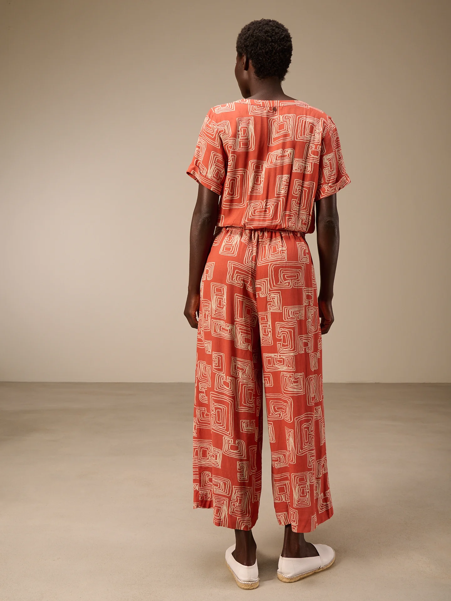 Jumpsuit mit V-Ausschnitt - Image 5