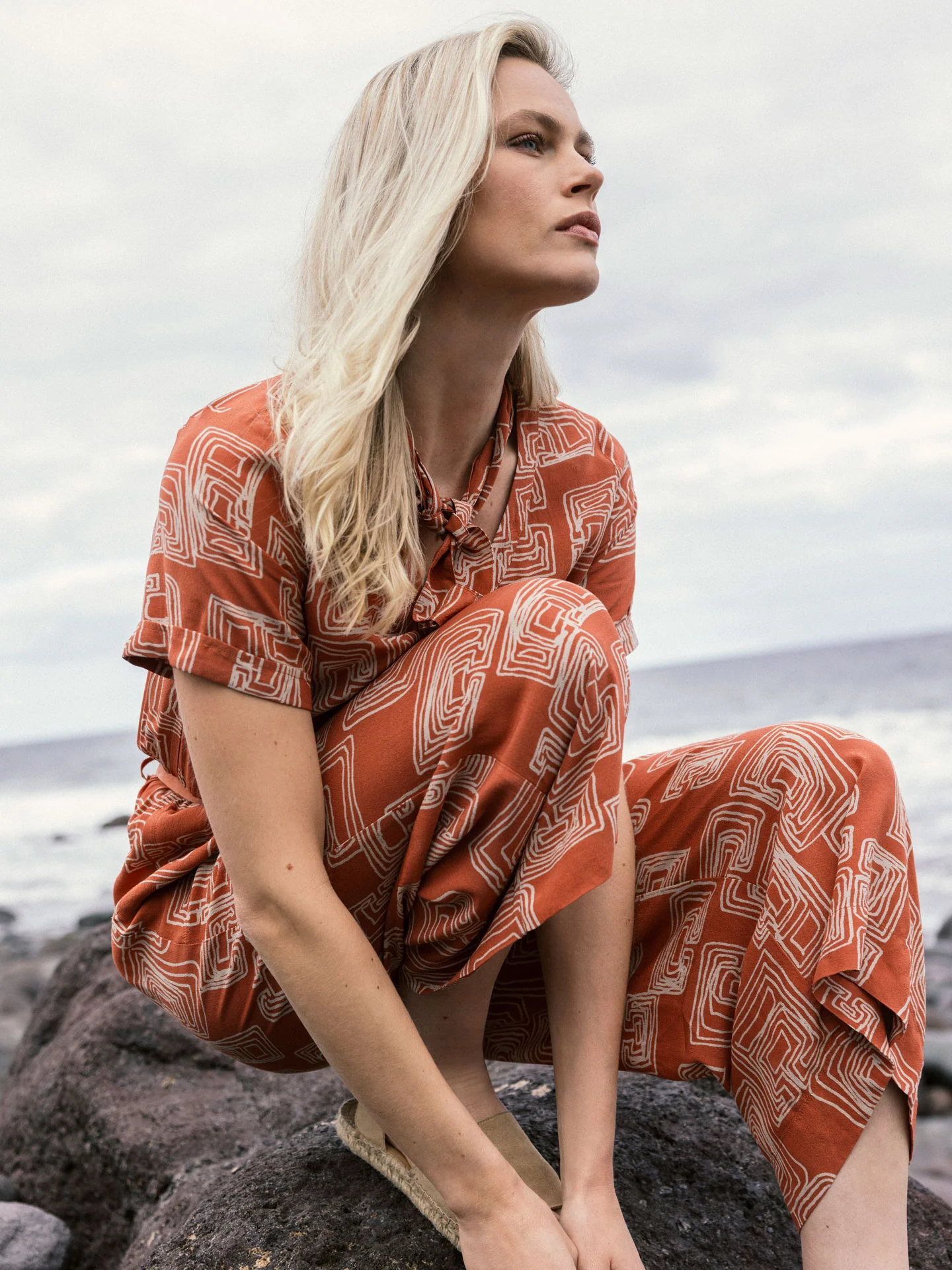Jumpsuit mit V-Ausschnitt - Image 6
