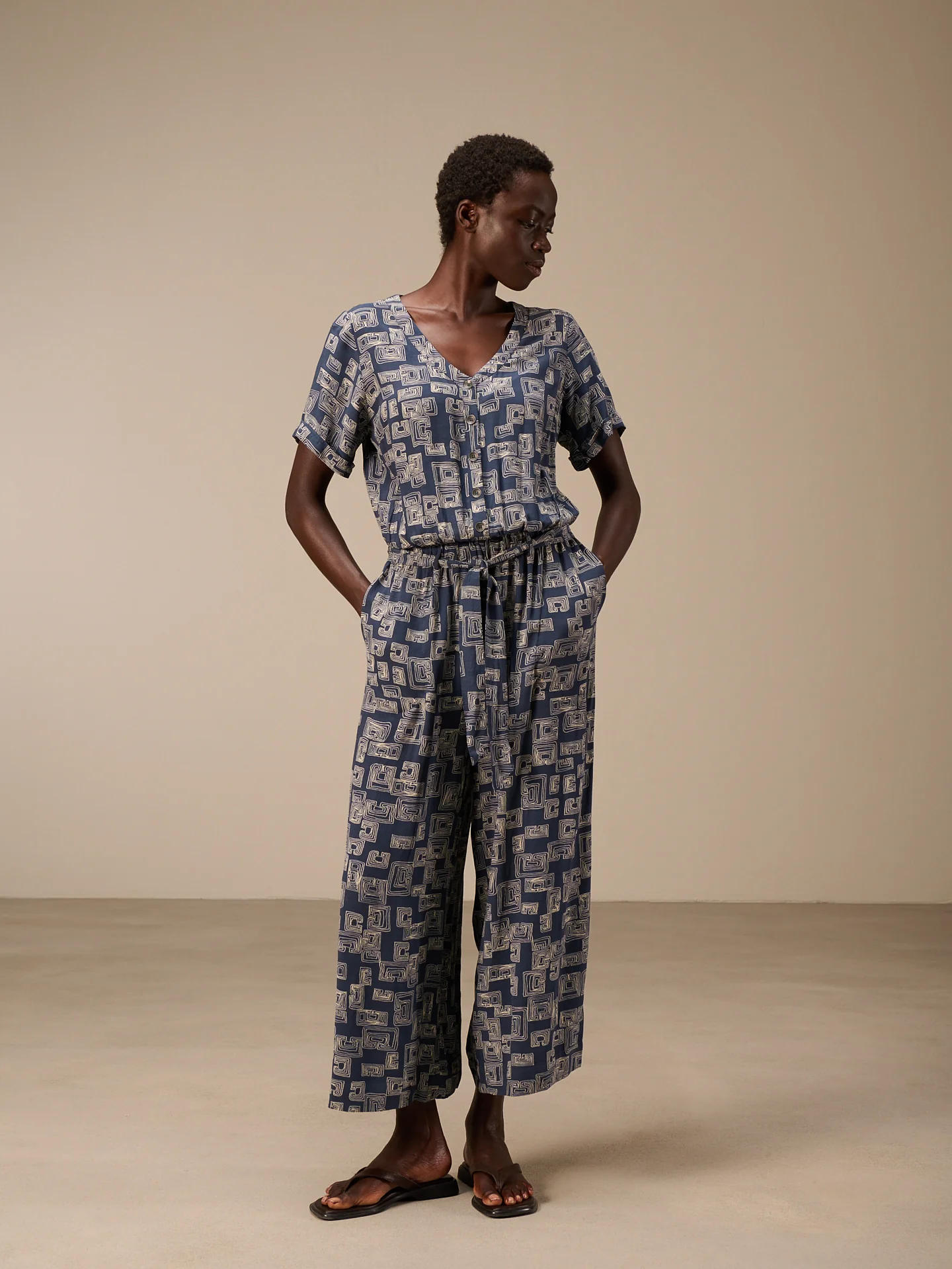 Jumpsuit mit V-Ausschnitt - Image 8