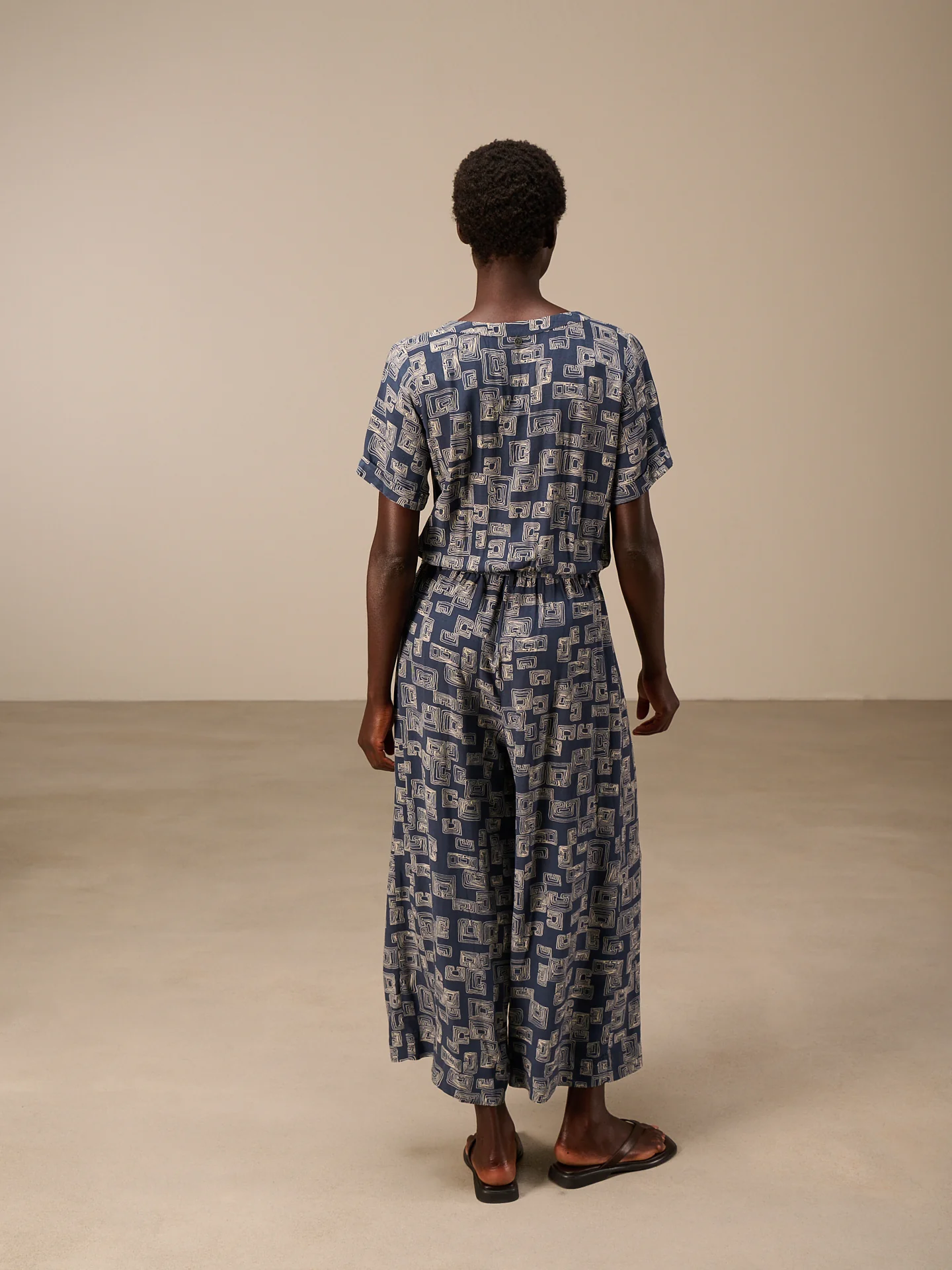 Jumpsuit mit V-Ausschnitt - Image 9